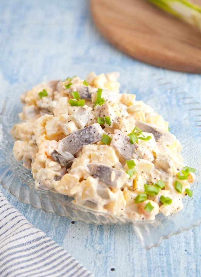 Должен попробовать: уникальный скандинавский салат с картошкой и селедкой покоряет сердца