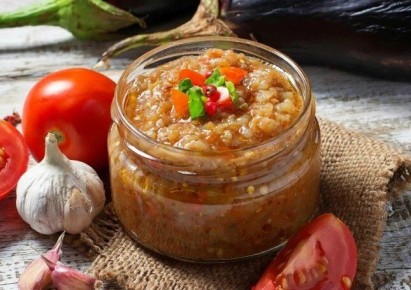 Вкусная баклажанная икра с помидорами и чесноком: легкий рецепт на все случаи