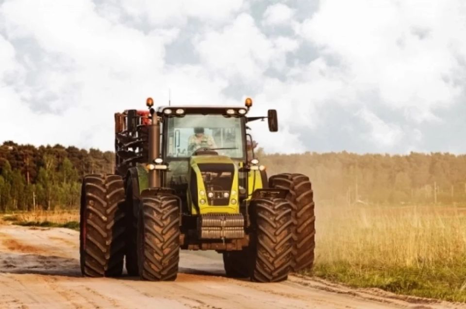 Кузбассовца осудят за выдачу водительских прав трактористам без экзамена