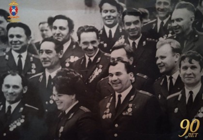 «. ». 1975 год.. Групповой снимок личного состава областной Госавтоинспекции после награждения переходящим Красным знаменем и дипломом за высокие показатели в социалистическом соревновании среди коллективов Госавтоинспекции...