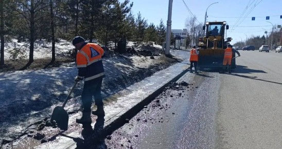 Дорожные службы продолжают наводить чистоту по всему городу