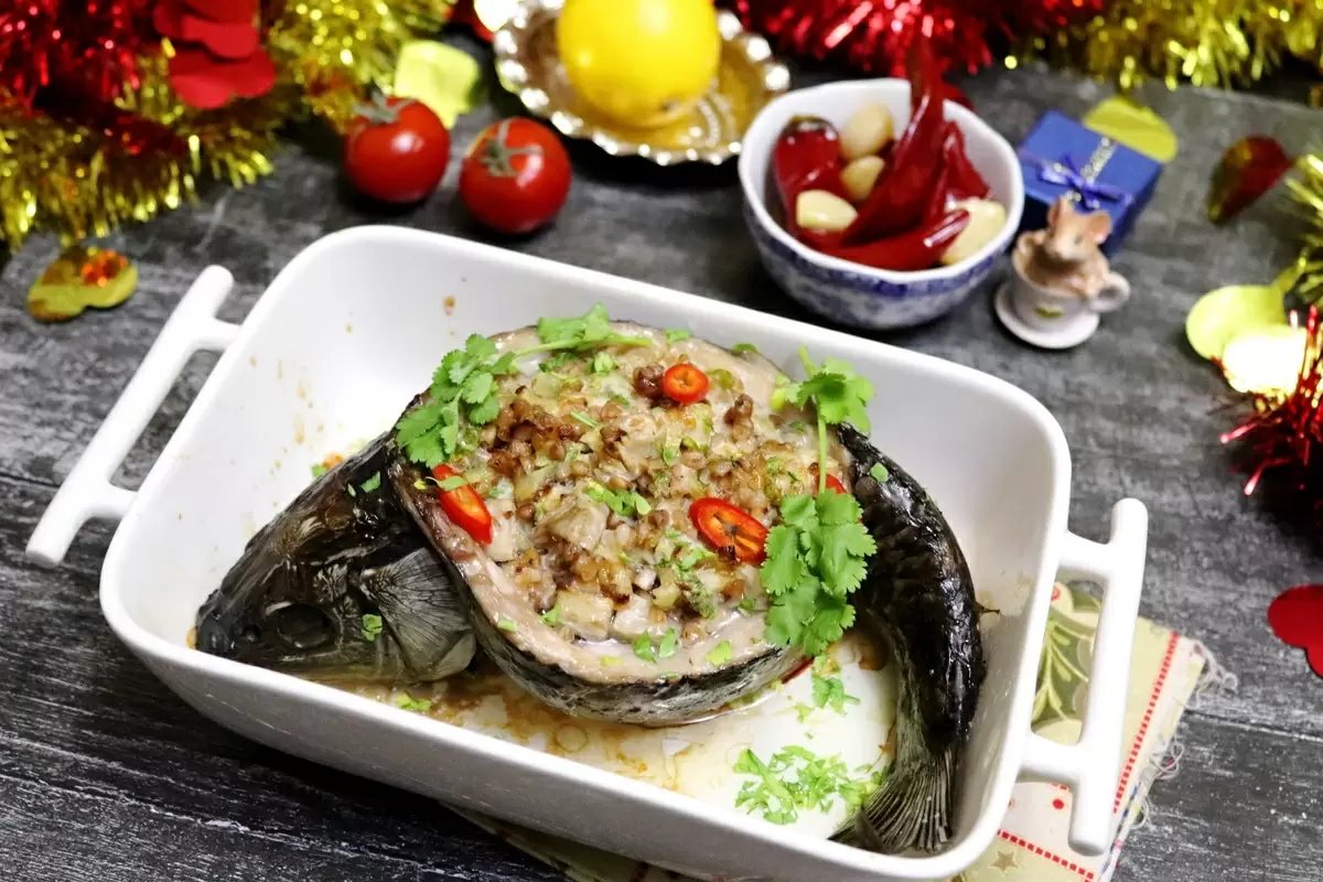 Карп, запечённый с гречкой и груздями: семейный праздник в тарелке