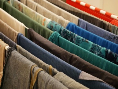 Как избежать следов стирального порошка на одежде: простые советы