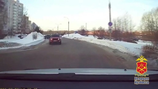 Кемеровские полицейские благодаря участнику «Мобильного патруля» привлекли к ответственности водителя тонированного автомобиля, создавшего аварийную ситуацию