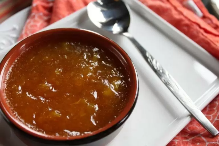 Пикантный яблочно-луковый соус: идеальная добавка к жареной свинине и сосискам