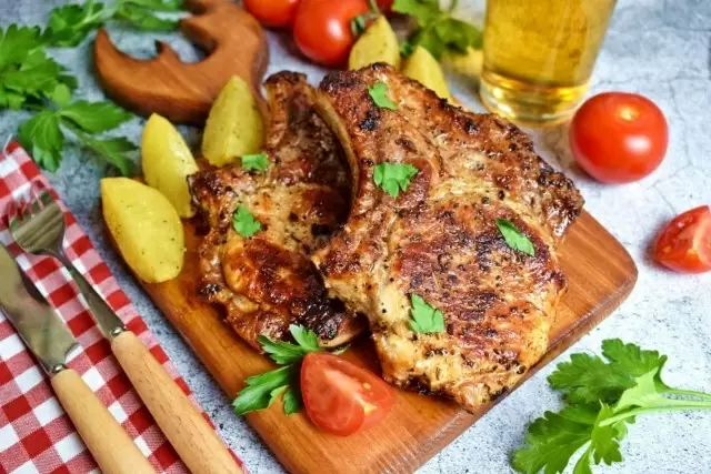 Легкий и аппетитный свиной стейк на косточке: быстро и вкусно