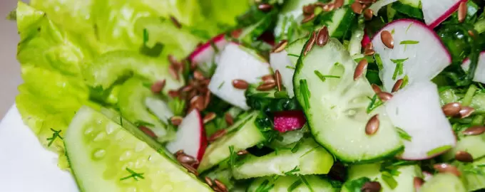 Удивительный огуречный салат: свежесть лета с оттенком граната