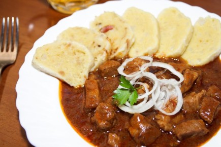 Секреты чешского гуляша с кнедликами: восхитительный рецепт