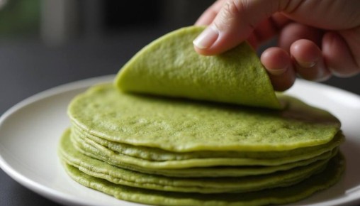 Вкусный и полезный завтрак: Зеленые блины из авокадо и овсянки