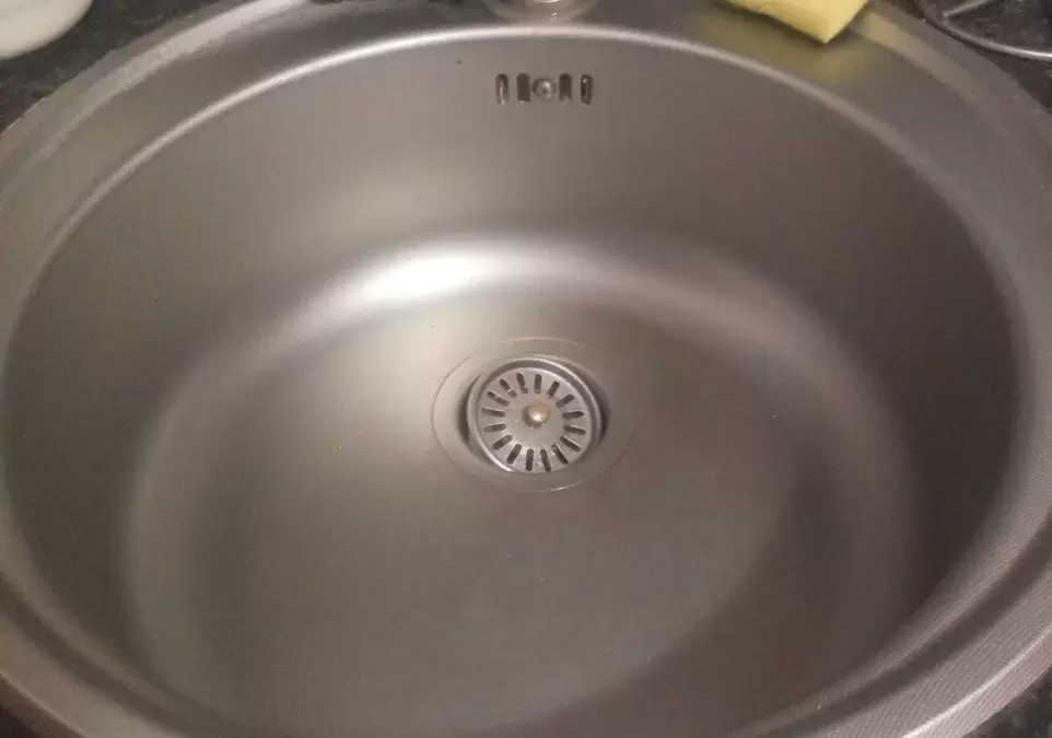 Устранить запах из слива всего за 20 минут: простой и недорогой способ