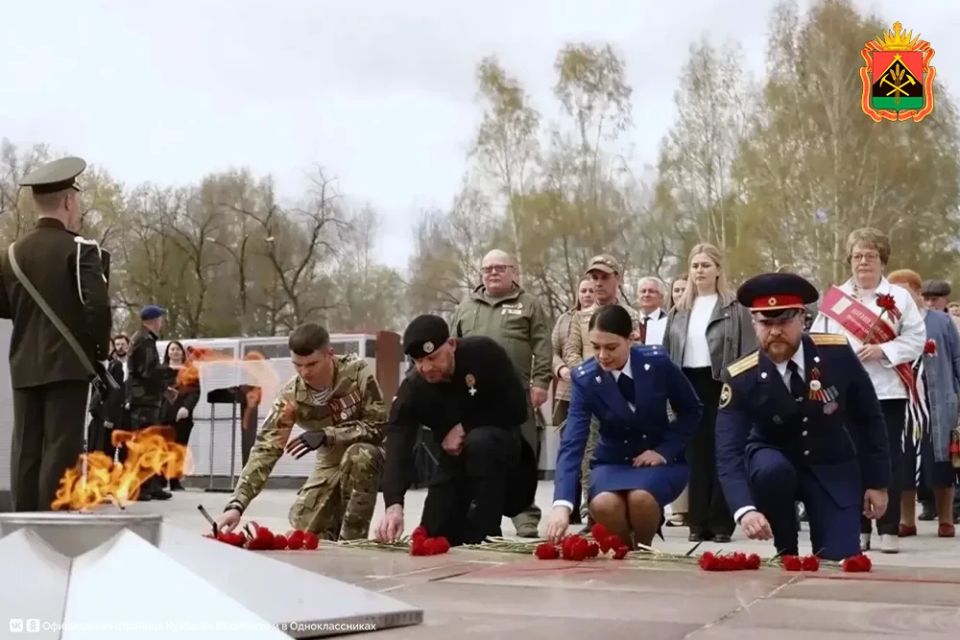 Вечный огонь зажжен сразу на двух мемориалах в Кузбассе Вечный огонь зажжен сразу на двух мемориалах в Кузбассе