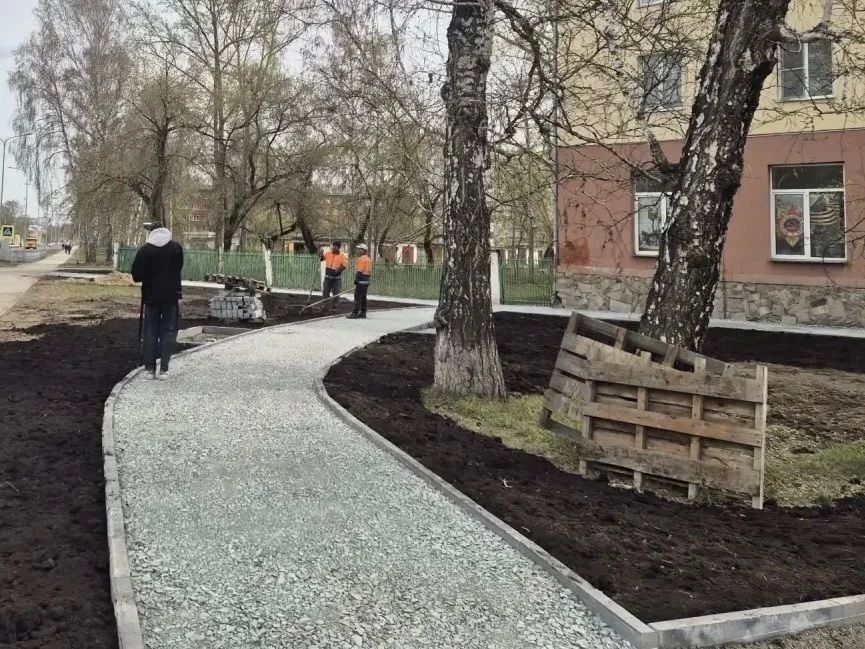 Продолжается обновление сквера у школы искусств №50 в Кировском районе Продолжается обновление сквера у школы искусств №50 в Кировском районе