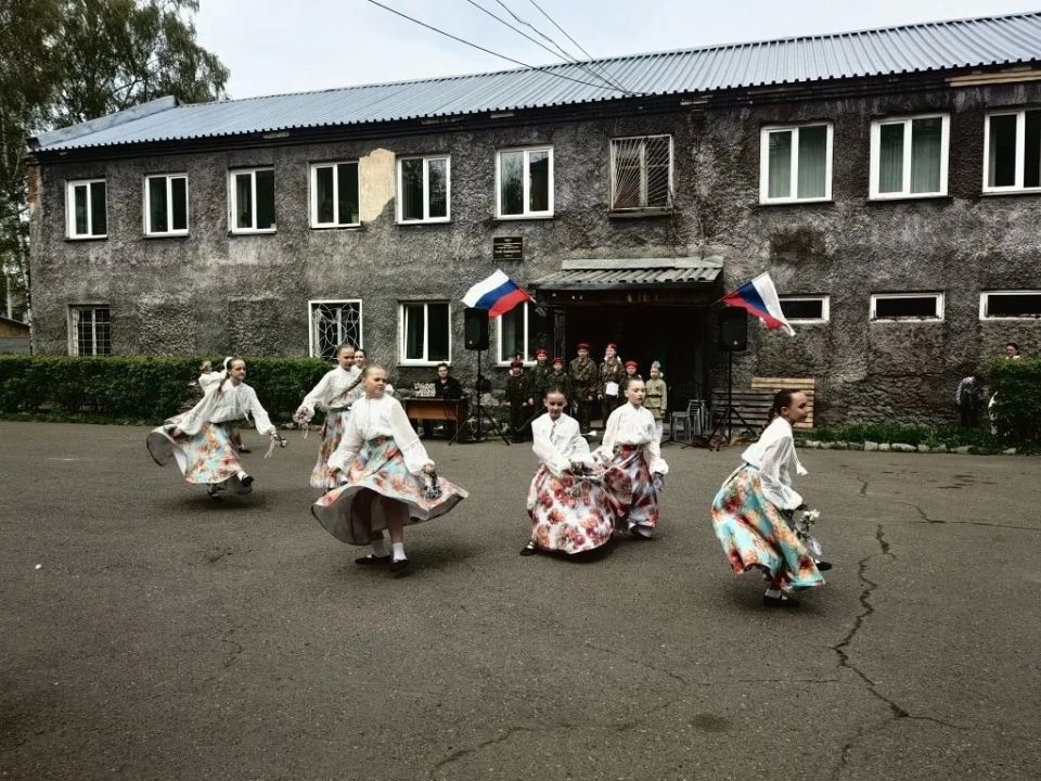 Работники городского электрического транспорта Новокузнецка возложили цветы в память о трамвайщиках, погибших в годы Великой Отечественной войны Работники городского электрического транспорта Новокузнецка возложили цветы в память о трамвайщиках, погибших в годы Великой Отечественной войны