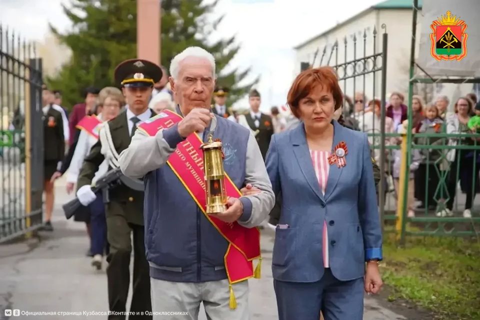 Вечный огонь зажжен сразу на двух мемориалах в Кузбассе Вечный огонь зажжен сразу на двух мемориалах в Кузбассе