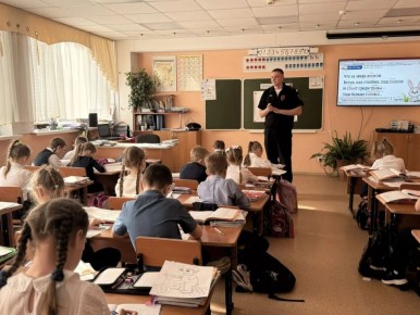 В Прокопьевске сотрудники Госавтоинспекции провели необычное занятие для первоклассников школы №11
