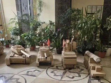 В Центральном районе в подъезде дома №25 по пр. Притомский появилась тематическая выставка, посвящённая Дню Победы