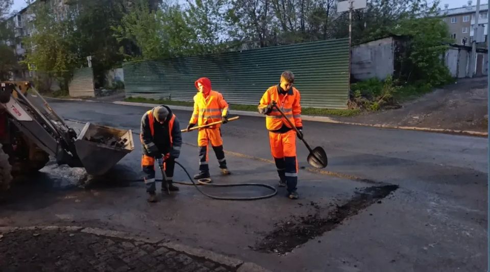 В Кемерове продолжается классический ямочный ремонт дорог В Кемерове продолжается классический ямочный ремонт дорог