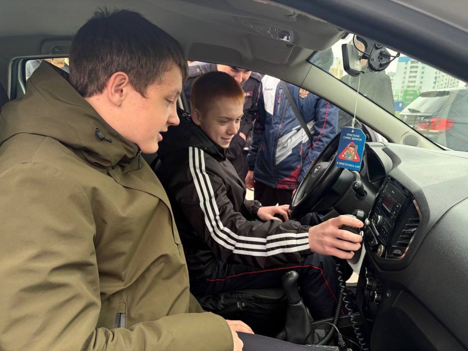 В Кемерове сотрудники Госавтоинспекции провели профориентационную экскурсию для будущих правоохранителей В Кемерове сотрудники Госавтоинспекции провели профориентационную экскурсию для будущих правоохранителей