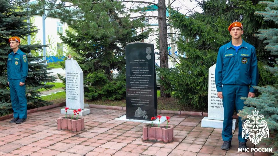 В Кузбассе почтили память огнеборцев, погибших 19 мая 1943 года при тушении пожара на заводе «Коммунар» (№319) В Кузбассе почтили память огнеборцев, погибших 19 мая 1943 года при тушении пожара на заводе «Коммунар» (№319)