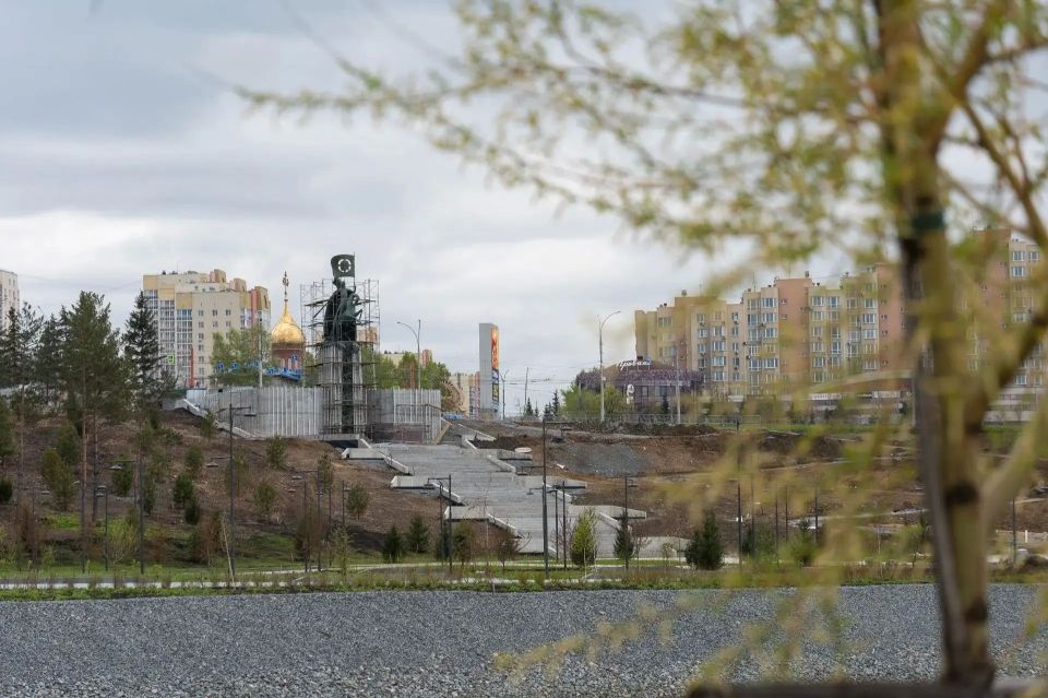 В Кемерове возводят новый пешеходный мост через Искитимку В Кемерове возводят новый пешеходный мост через Искитимку