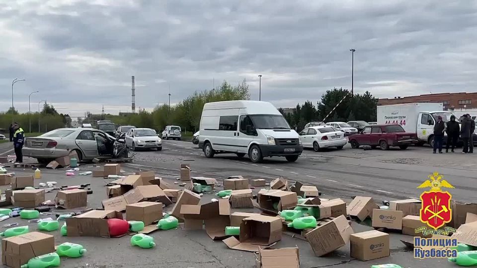 В Кемерове сотрудники полиции устанавливают обстоятельства ДТП, в котором погиб один человек