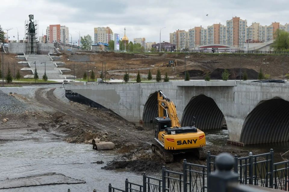 В Кемерове возводят новый пешеходный мост через Искитимку В Кемерове возводят новый пешеходный мост через Искитимку