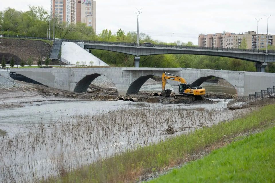 В Кемерове возводят новый пешеходный мост через Искитимку В Кемерове возводят новый пешеходный мост через Искитимку