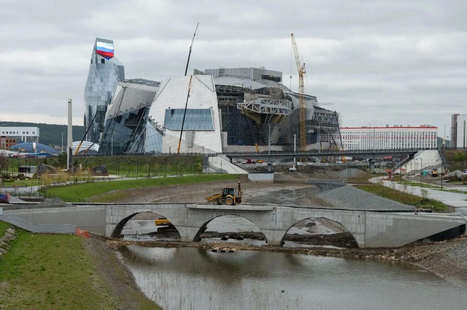 В Кемерове возводят новый пешеходный мост через Искитимку