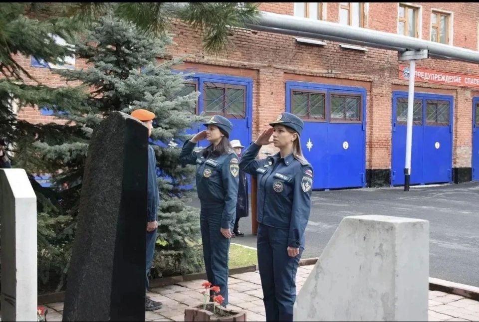 В Кемерове почтили память погибших в 1943 году при тушении пожара на оборонном заводе №319 («Коммунар») В Кемерове почтили память погибших в 1943 году при тушении пожара на оборонном заводе №319 («Коммунар»)