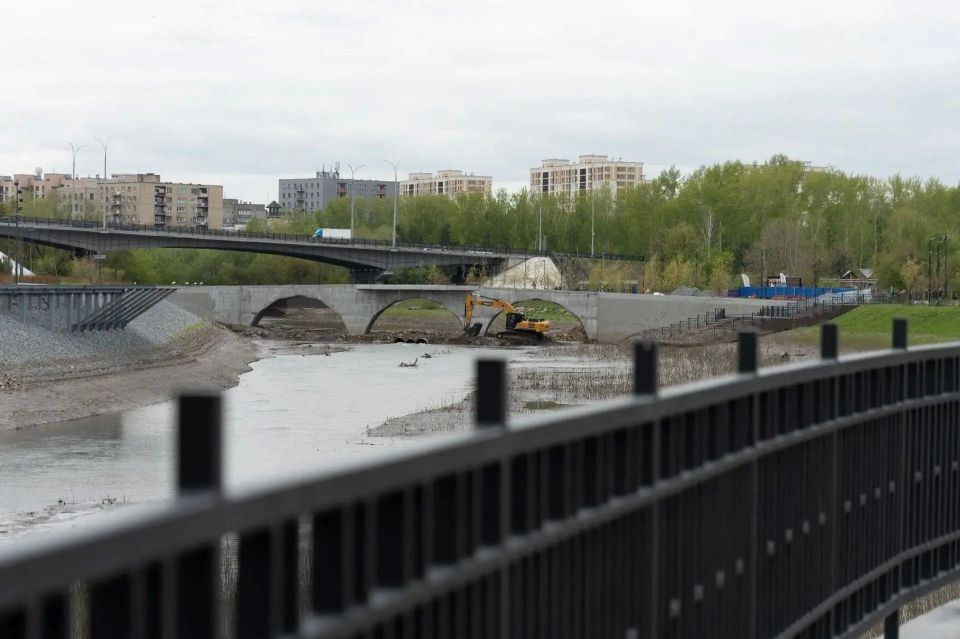 В Кемерове возводят новый пешеходный мост через Искитимку В Кемерове возводят новый пешеходный мост через Искитимку