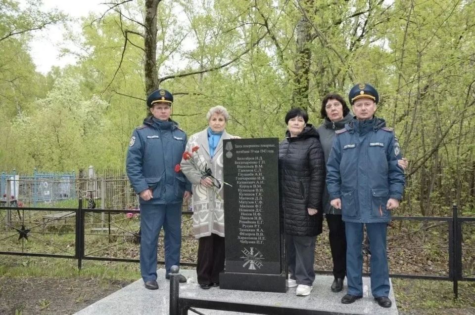 В Кемерове почтили память погибших в 1943 году при тушении пожара на оборонном заводе №319 («Коммунар») В Кемерове почтили память погибших в 1943 году при тушении пожара на оборонном заводе №319 («Коммунар»)