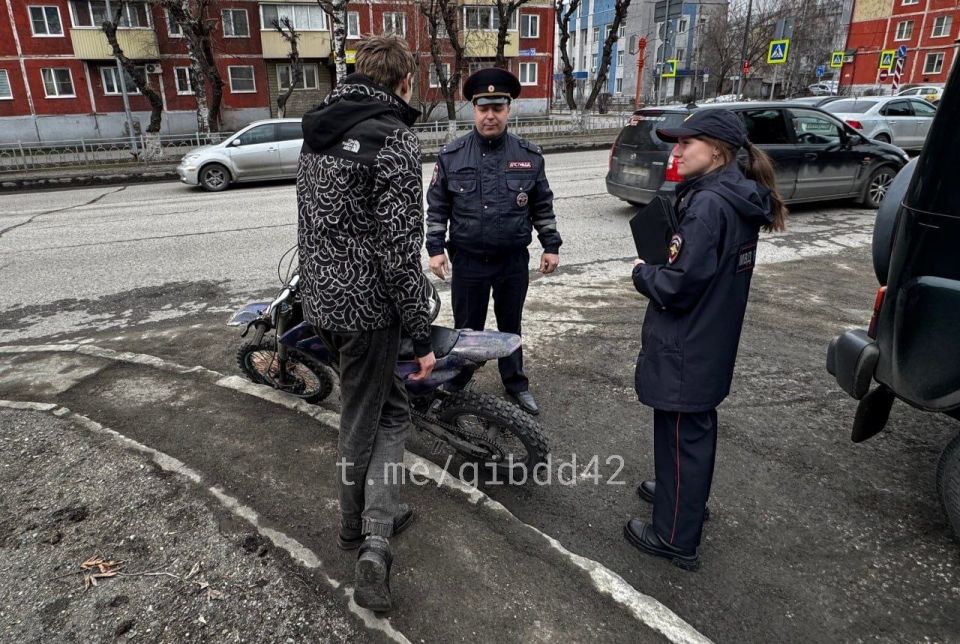 В Междуреченске сотрудники Госавтоинспекции отстранили от управления 17-летнего водителя кроссового мотоцикла