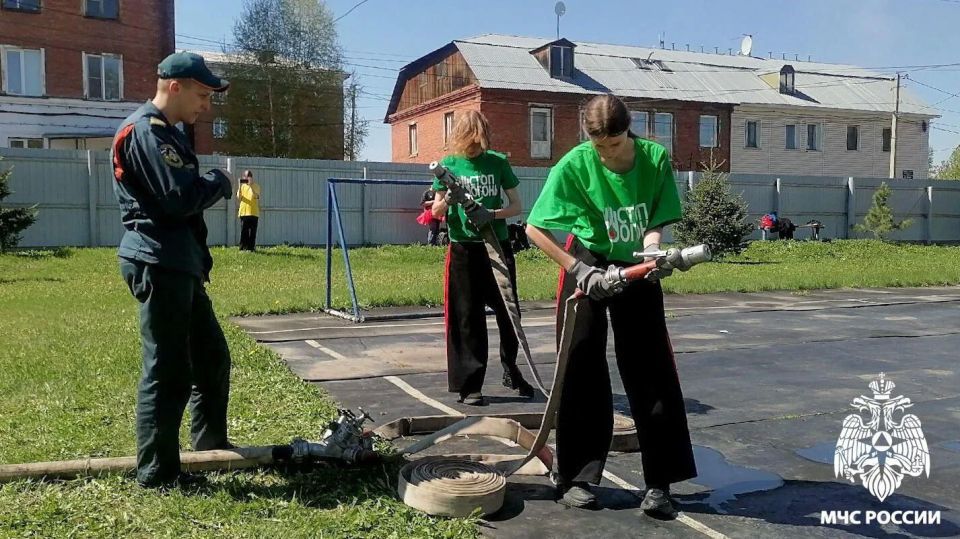 В Юрге юные пожарные тушили «огонь» по-настоящему В Юрге юные пожарные тушили «огонь» по-настоящему