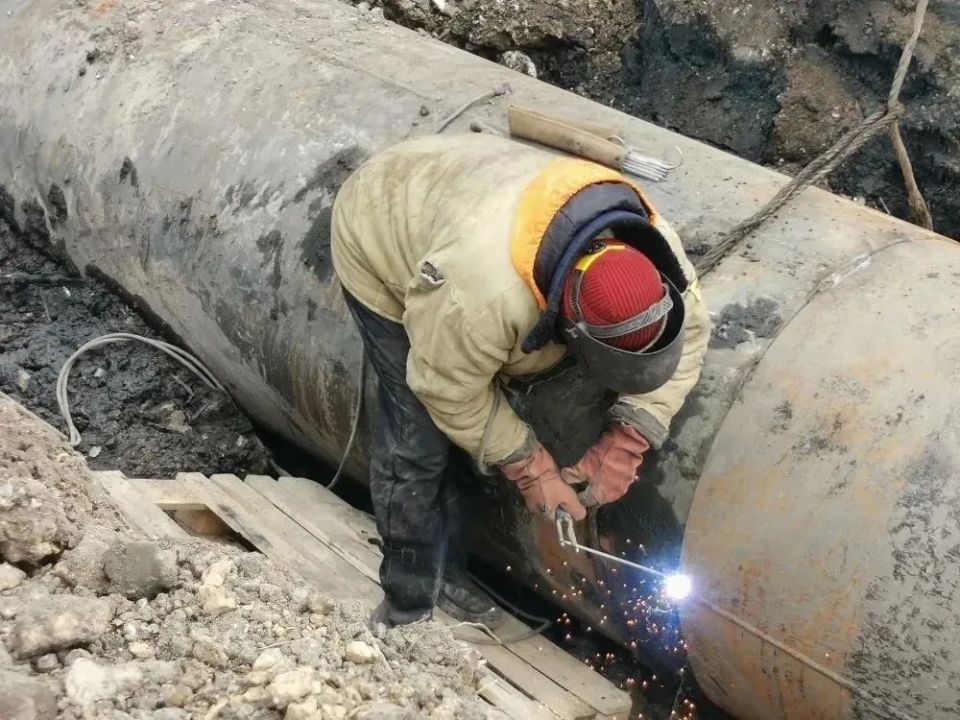 На улице 1й Стахановской в Кемерове ведётся капитальный ремонт основного трубопровода городской системы канализации На улице 1й Стахановской в Кемерове ведётся капитальный ремонт основного трубопровода городской системы канализации