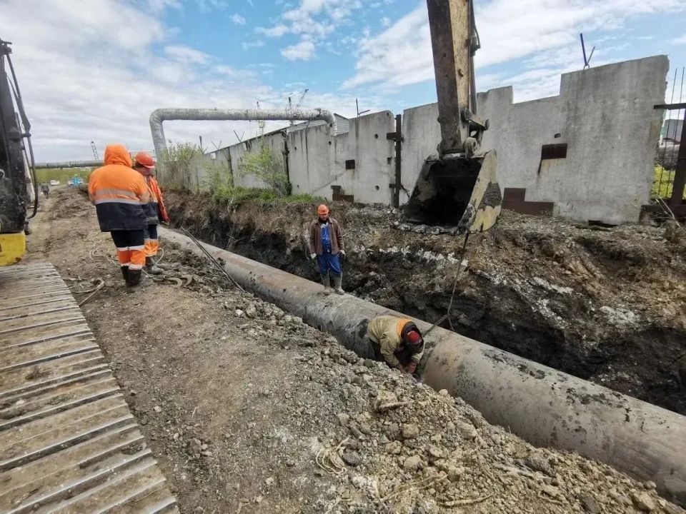 На улице 1й Стахановской в Кемерове ведётся капитальный ремонт основного трубопровода городской системы канализации На улице 1й Стахановской в Кемерове ведётся капитальный ремонт основного трубопровода городской системы канализации