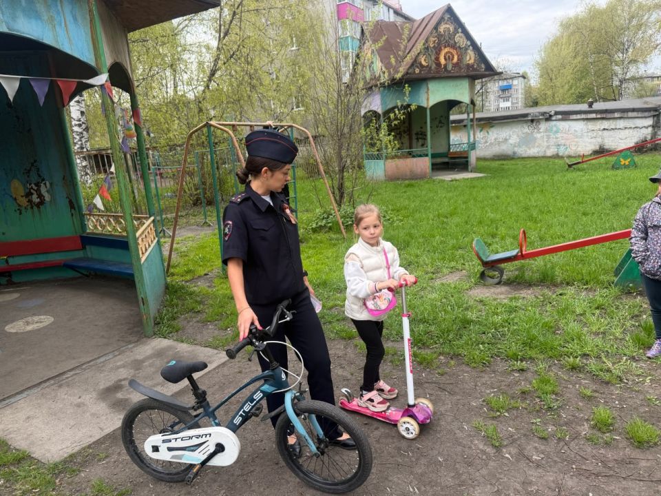 В Междуреченске Сотрудники Госавтоинспекции провели занятие по Правилам дорожного движения с воспитанниками детского сада №27 В Междуреченске Сотрудники Госавтоинспекции провели занятие по Правилам дорожного движения с воспитанниками детского сада №27