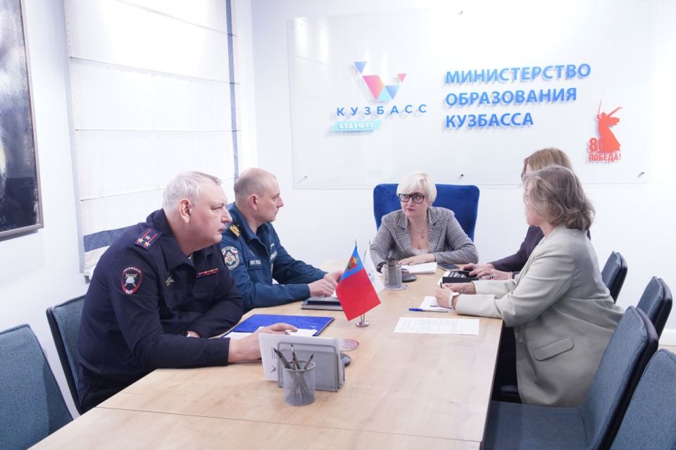 В Кузбассе прошло всерегиональное онлайн родительское собрание В Кузбассе прошло всерегиональное онлайн родительское собрание