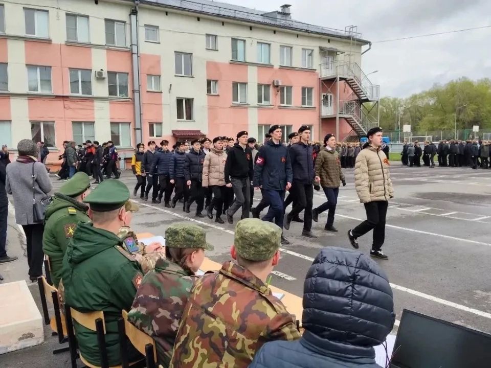 В Кемерове строевым смотром завершили традиционные учебные сборы для старшеклассников В Кемерове строевым смотром завершили традиционные учебные сборы для старшеклассников