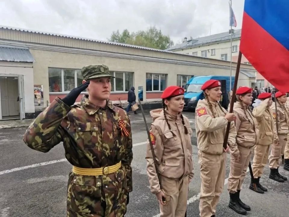 В Кемерове строевым смотром завершили традиционные учебные сборы для старшеклассников В Кемерове строевым смотром завершили традиционные учебные сборы для старшеклассников
