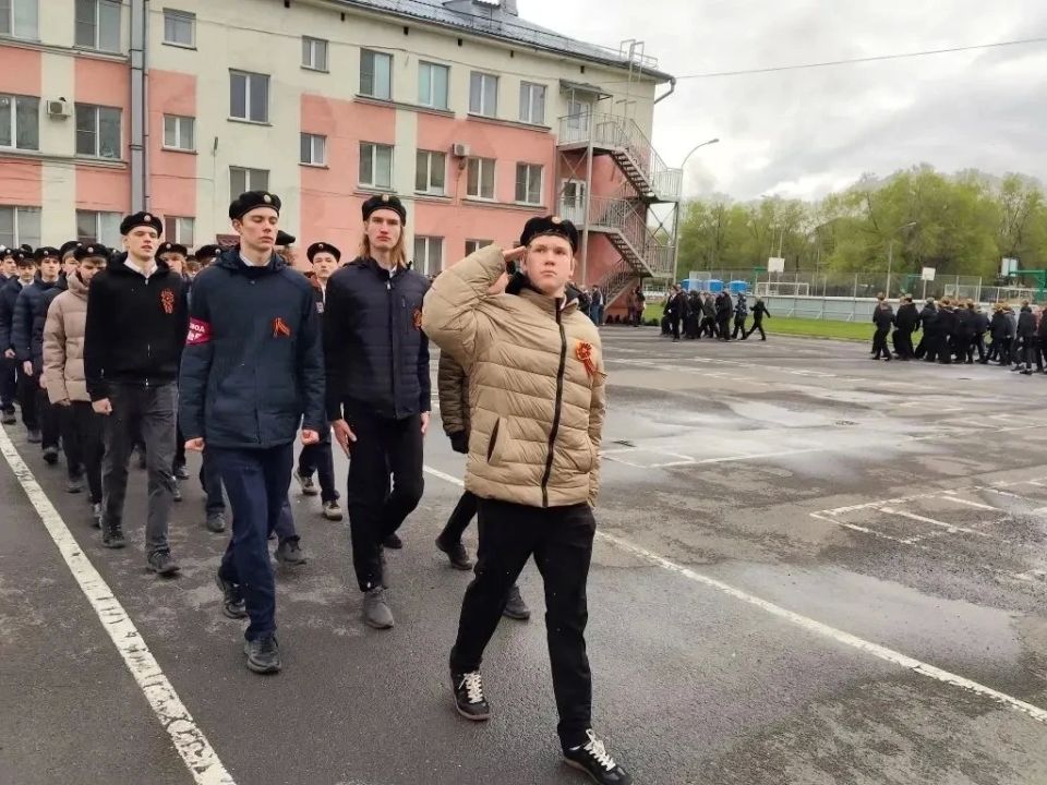 В Кемерове строевым смотром завершили традиционные учебные сборы для старшеклассников В Кемерове строевым смотром завершили традиционные учебные сборы для старшеклассников