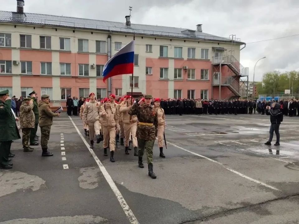 В Кемерове строевым смотром завершили традиционные учебные сборы для старшеклассников