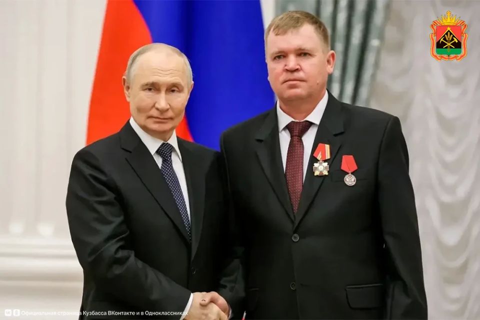 Президент России Владимир Путин наградил машиниста экскаватора кузбасской шахты Алексея Болбаса