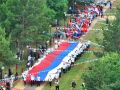 В Белове в честь Дня России традиционно в парке "Центральный" развернули 50-метровый триколор