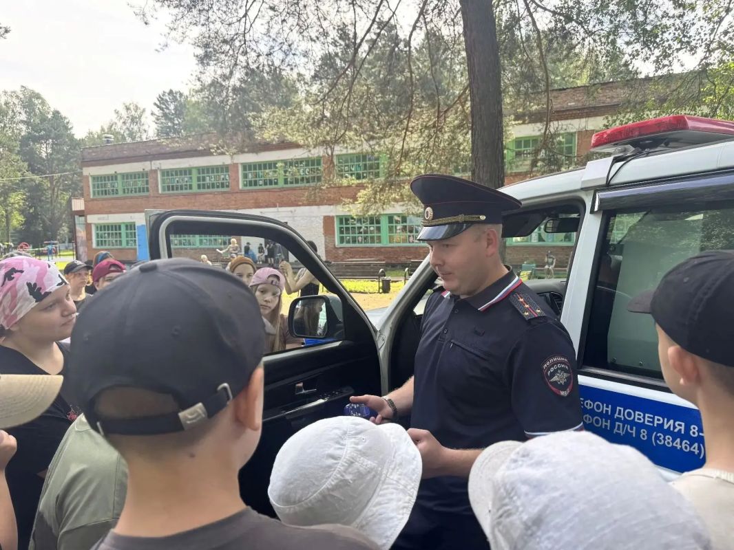 Сотрудники отдела Госавтоинспекции Киселевска совместно с представителями МЧС и городской службы спасения провели масштабные профилактические встречи с отдыхающими в загородных оздоровительных лагерях: «Совёнок», «Таёжный» и...