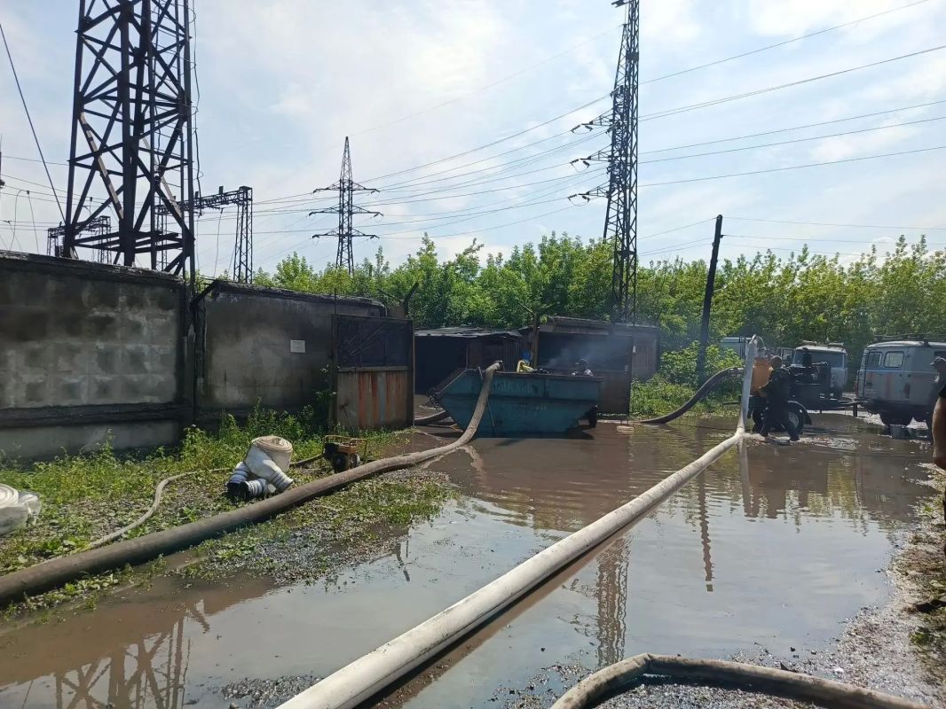 В Новокузнецке откачивают воду в микрорайоне Абашево, где река Осиновка вышла из берегов и подтопила подстанцию В Новокузнецке откачивают воду в микрорайоне Абашево, где река Осиновка вышла из берегов и подтопила подстанцию