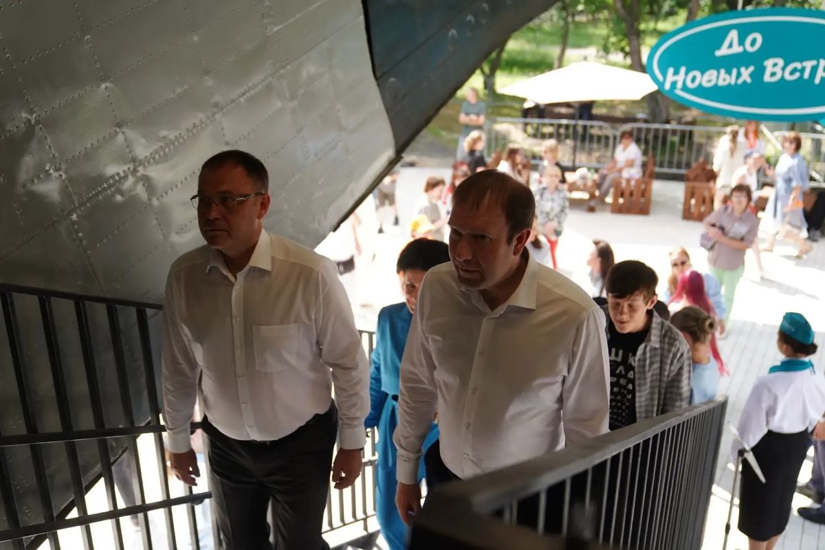Дмитрий Анисимов: Сегодня, в День семьи, любви и верности, в самолёте парка «Антошка» заработало семейное кафе-мороженое Дмитрий Анисимов: Сегодня, в День семьи, любви и верности, в самолёте парка «Антошка» заработало семейное кафе-мороженое