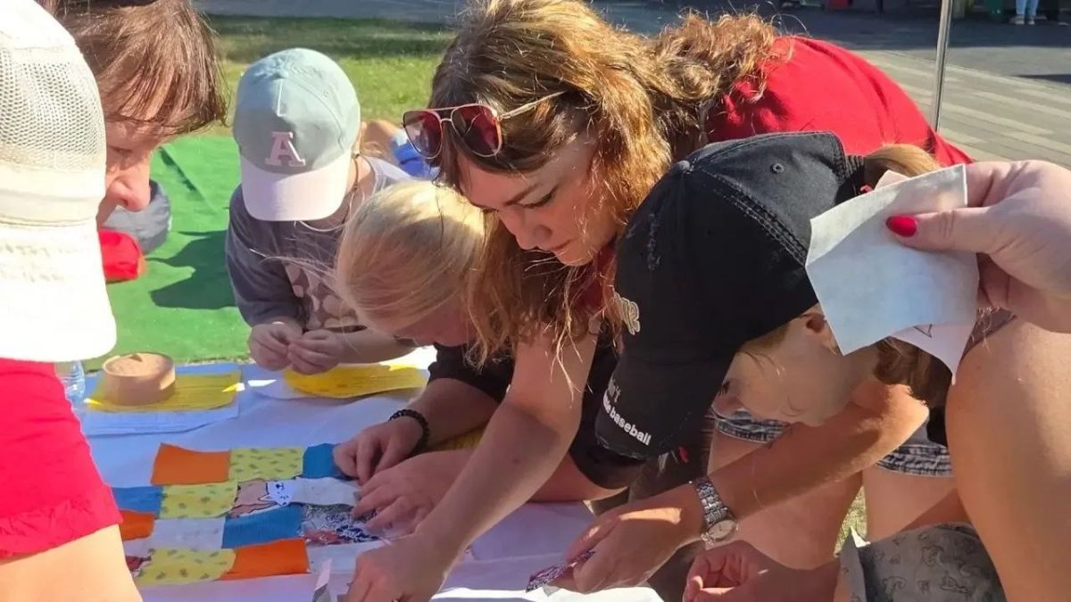 В Линейном парке бульвара Строителей прошёл семейный фестиваль «Родная нить» В Линейном парке бульвара Строителей прошёл семейный фестиваль «Родная нить»