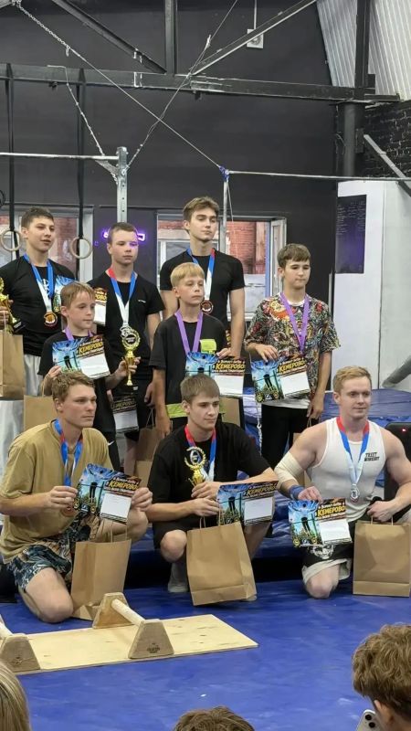 Шаги по воздуху, капитанский выход, полулуна и другие трюки на турниках: в Кемерове прошли областные соревнования по воркауту Шаги по воздуху, капитанский выход, полулуна и другие трюки на турниках: в Кемерове прошли областные соревнования по воркауту