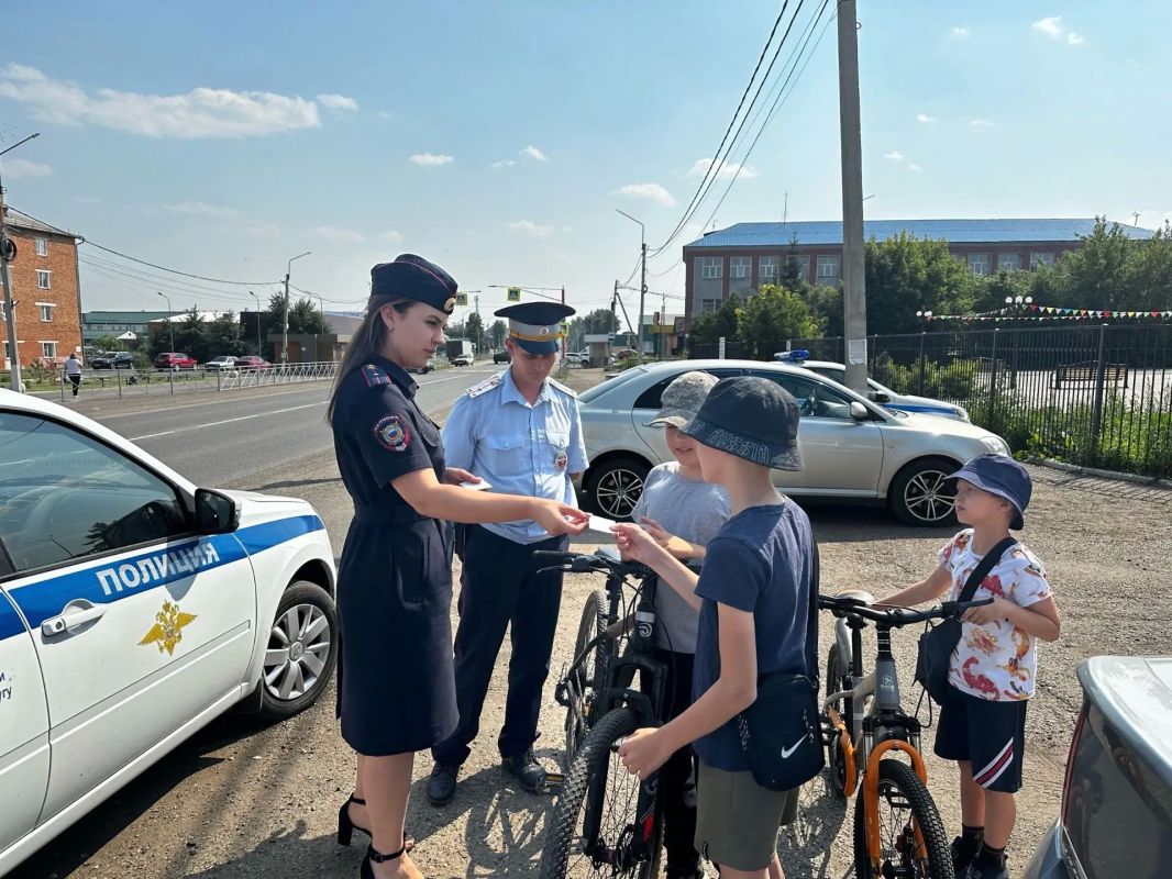 В Чебулинском муниципальном округе сотрудники Госавтоинспекции совместно с инспекторами ПДН провели профилактические беседы с детьми о важности соблюдения Правил дорожного движения В Чебулинском муниципальном округе сотрудники Госавтоинспекции совместно с инспекторами ПДН провели профилактические беседы с детьми о важности соблюдения Правил дорожного движения