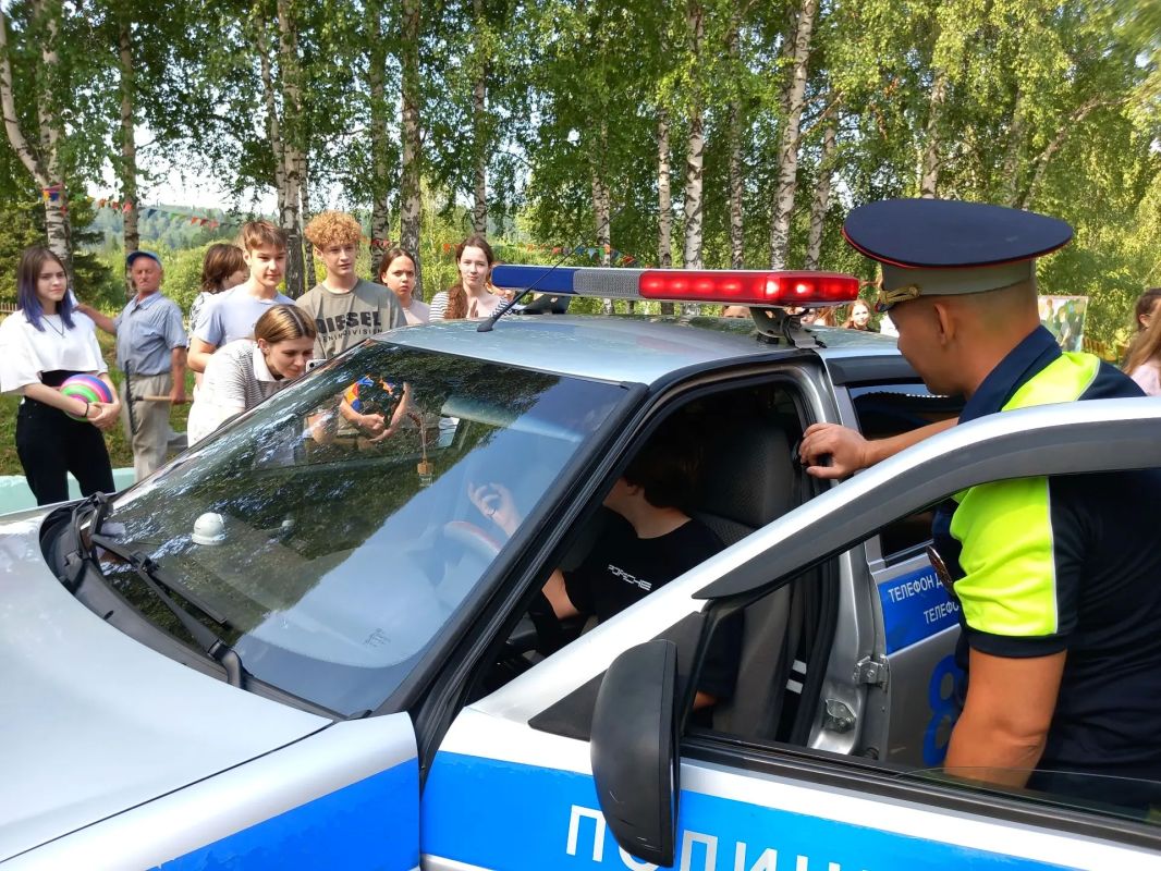 В Березовском сотрудники Госавтоинспекции провели урок безопасности для отдыхающих в загородных лагерях «Орленок» и «Ласточка» В Березовском сотрудники Госавтоинспекции провели урок безопасности для отдыхающих в загородных лагерях «Орленок» и «Ласточка»